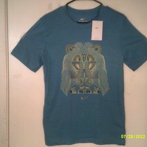 NEW NIKE LEBRON JAMES "Lion Graphic Tee" MENS BLUE MULTI-COLOR T-SHIRT SMALL